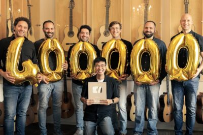 Das Team von Siccas Guitars feiert 400.000 YouTube Abonnentinnen und Abonnenten. (©Siccas Guitars) Das Team von Siccas Guitars feiert 400.000 YouTube Abonnentinnen und Abonnenten. (©Siccas Guitars)